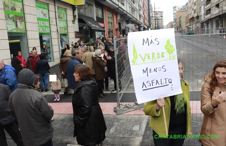 Vecinos y comerciantes de Julián Ceballos reclaman cambios en la obra