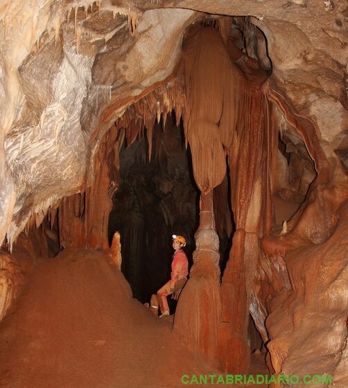 Participantes del proyecto SAMIR, de la ADL de Torrelavega, visitan la cueva mina de La Buenita
