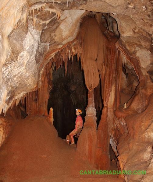 Participantes del proyecto SAMIR, de la ADL de Torrelavega, visitan la cueva mina de La Buenita