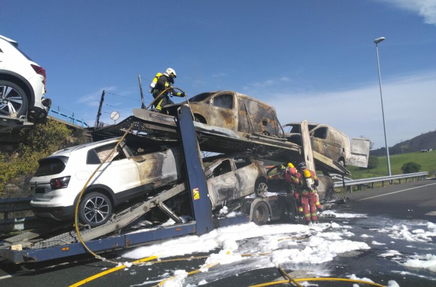  Bomberos del 112 y Torrelavega extinguen un incendio en un camión portacoches que circulaba por la  A-8