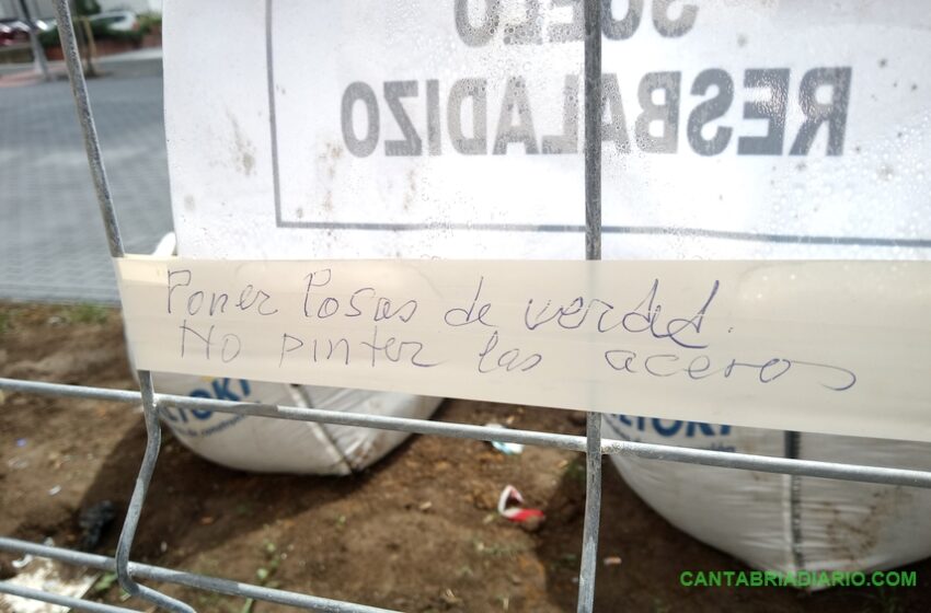 "Poner losas de verdad. No pintar las aceras", se lee escrito a mano sobre un cartel de la obra de Julián Ceballos