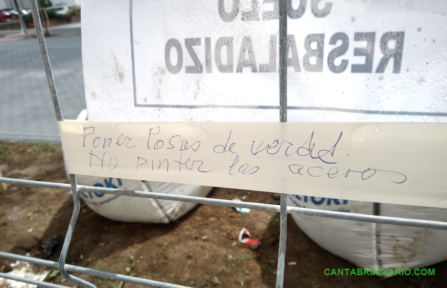 "Poner losas de verdad. No pintar las aceras", se lee escrito a mano sobre un cartel de la obra de Julián Ceballos