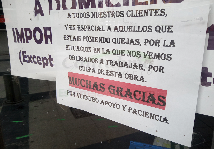 En la imagen un cartel de agradecimiento por la paciencia en un comercio de Julián Ceballos