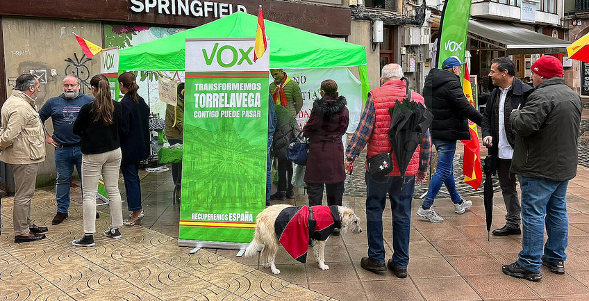  VOX recoge en Torrelavega cientos de firmas contra la amnistía