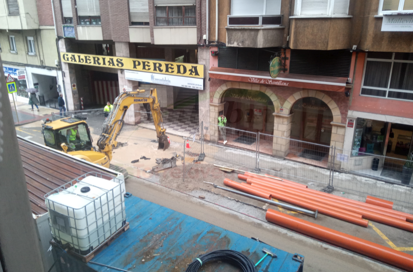 En la imagen las obras en Julián Ceballos con una inundación de agua sobre la acera