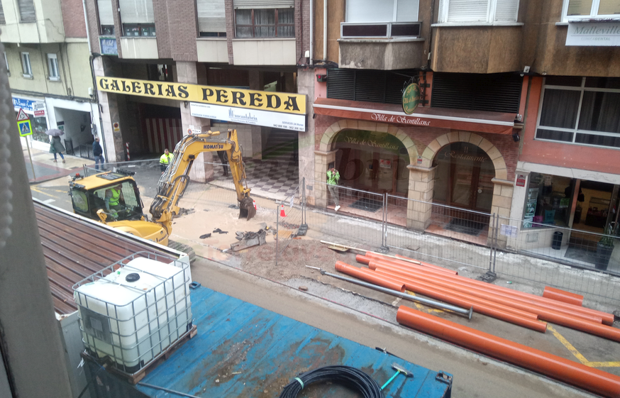 En la imagen las obras en Julián Ceballos con una inundación de agua sobre la acera