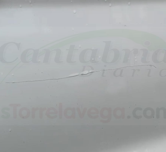 En las imágenes ruedas pinchadas y coches rayados en Torres