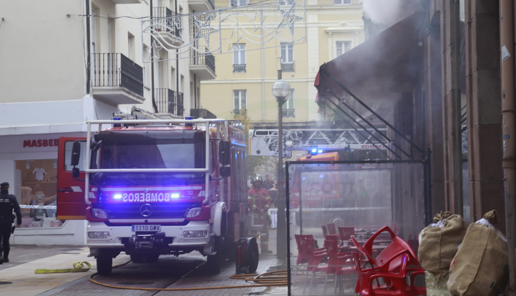 Los Bomberos de Torrelavega sofocan un incendio que afectó a la cafetería Urbano´s - (C) Fotos: David Laguillo-CANTABRIA DIARIO