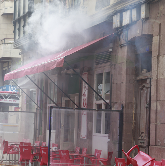 Los Bomberos de Torrelavega sofocan un incendio que afectó a la cafetería Urbano´s - (C) Fotos: David Laguillo-CANTABRIA DIARIO