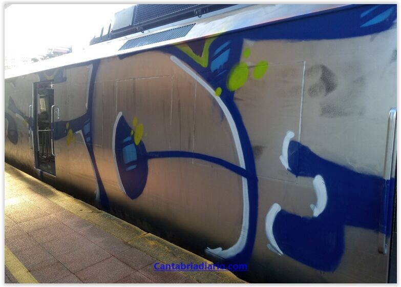 En la imagen se aprecia cómo hasta las ventanas del tren están totalmente cubiertas con pintura - (C) Foto: David Laguillo