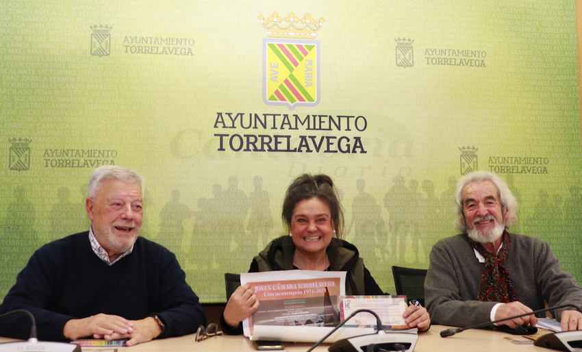 La concejal de Cultura, Esther Vélez, acompañada por Manuel Herreros de las Cuevas y Francisco Díaz Villegas