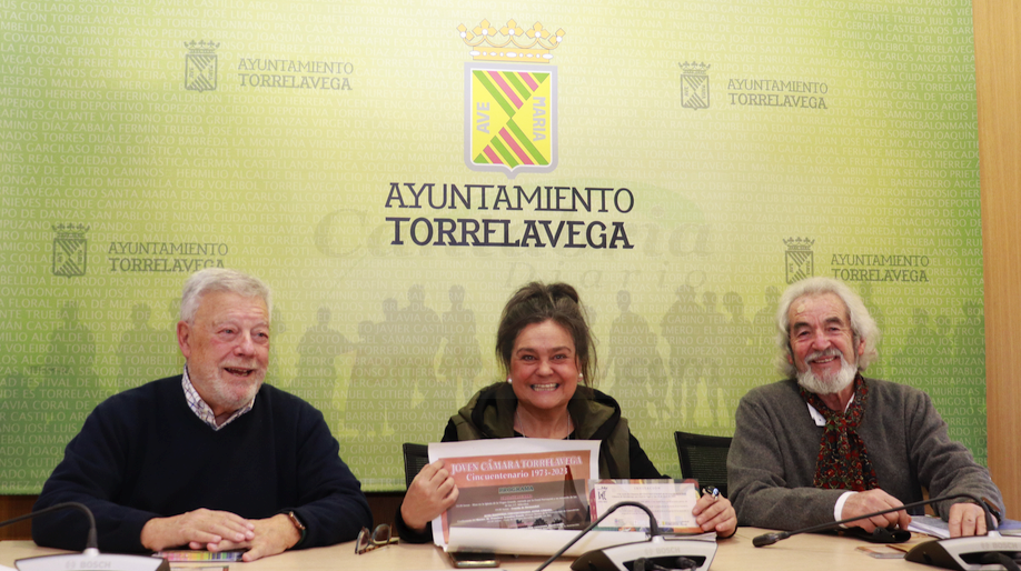 La concejal de Cultura, Esther Vélez, acompañada por Manuel Herreros de las Cuevas y Francisco Díaz Villegas