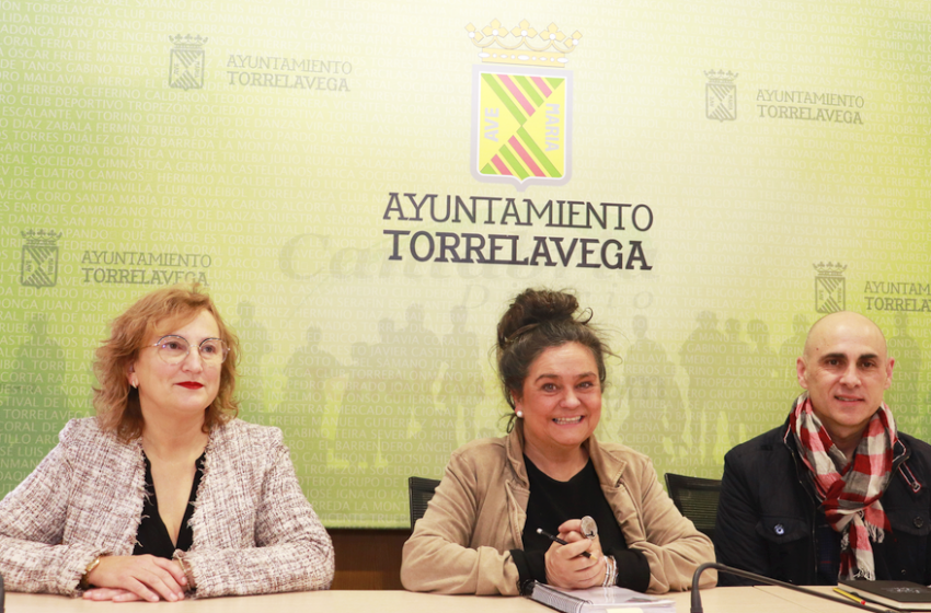 La concejal de Cultura, Esther Vélez, acompañada por Gonzalo Poyatos y Amparo Vélez, en representación de la Junta Vecinal de Viérnoles