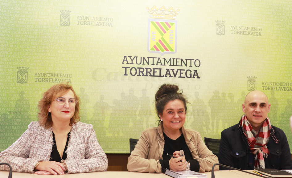 La concejal de Cultura, Esther Vélez, acompañada por Gonzalo Poyatos y Amparo Vélez, en representación de la Junta Vecinal de Viérnoles