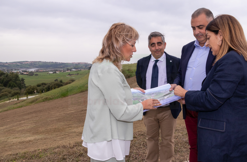 Fotografía (ARCHIVO): La presidenta de Cantabria, María José Sáenz de Buruaga, junto al consejero de Fomento, Roberto Media, y la alcaldesa, Rosa Díaz, durante la presentación del plan de vivienda en Polanco