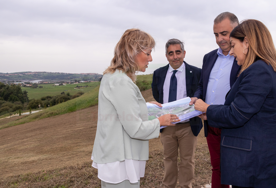 Fotografía (ARCHIVO): La presidenta de Cantabria, María José Sáenz
de Buruaga, junto al consejero de Fomento, Roberto Media, y la
alcaldesa, Rosa Díaz, durante la presentación del plan de vivienda
en Polanco