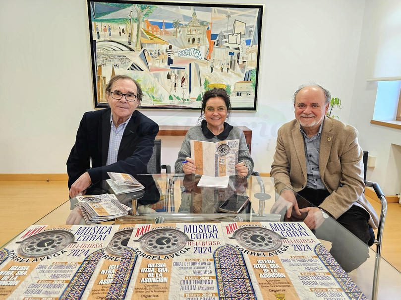 La concejal de Cultura, Esther Vélez, acompañada por el presidente de la Sociedad Coral de Torrelavega, José Nicasio Gutiérrez, y por Manuel Egusquiza, director de la Coral