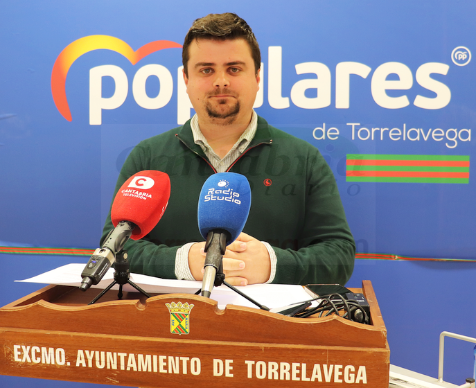 Miguel Ángel Vargas, portavoz del PP de Torrelavega - (C) Foto: David Laguillo/CANTABRIA DIARIO -El PP defiende que el Palacio Municipal se rehabilite y siga siendo la sede del Ayuntamiento-