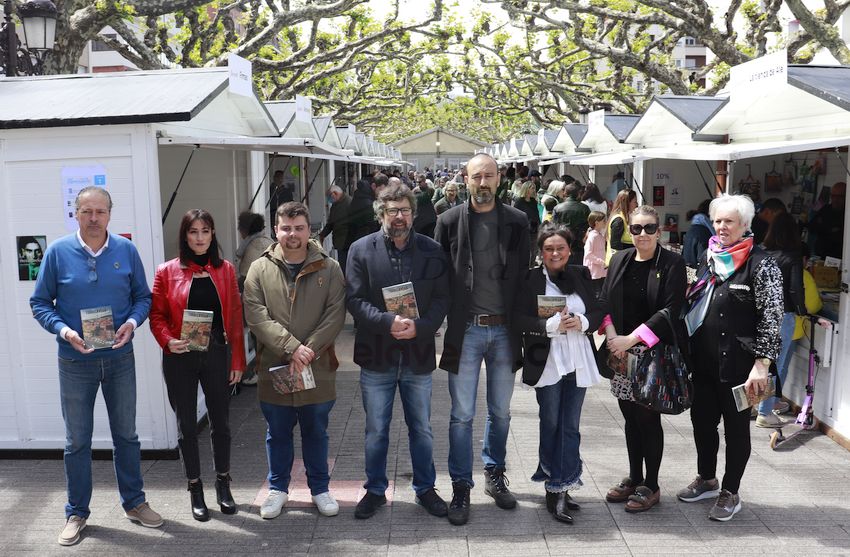 Javier López Estrada, Esther Vélez, Carlos Alcorta y una amplia representación de la Corporación Municipal han recorrido las casetas ubicadas en la Avenida de España - Arranca Libreando VII, la Feria del Libro de Torrelavega (C) Fotos: David Laguillo-CANTABRIA DIARIO