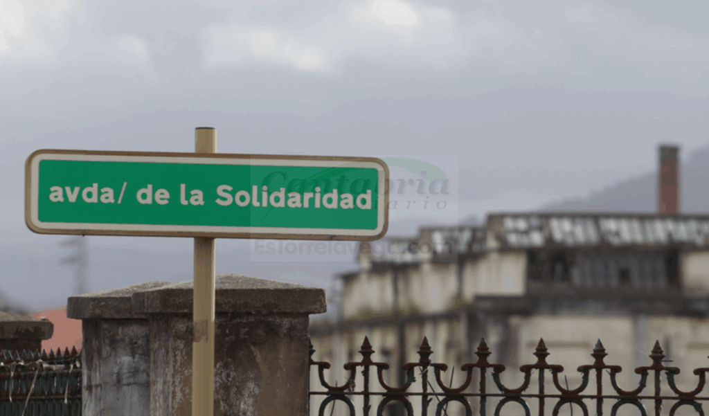 En la imagen la Avenida de la Solidaridad en el complejo industrial de Sniace, hoy destartalado - (C) Foto: David Laguillo/CANTABRIA DIARIO