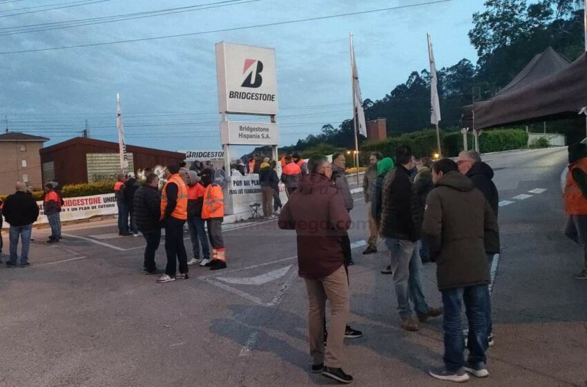 El décimo día de huelga contra el ERE paraliza de nuevo la fábrica de Bridgestone en Puente San Miguel