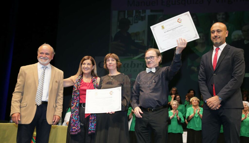 Buruaga anuncia la concesión de la ‘C’ cultural de Cantabria a la Coral de Torrelavega en la celebración de su centenario