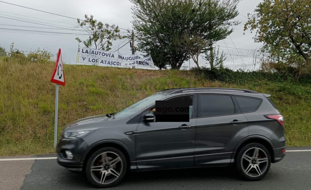 "La autovía inauguraron y los atascos dejaron", así reza una pancarta instalada en el barrio Hondal de Polanco, en protesta por el caos generado por el nuevo nudo de la autovía que fue inaugurado por el ministro Óscar Puente.