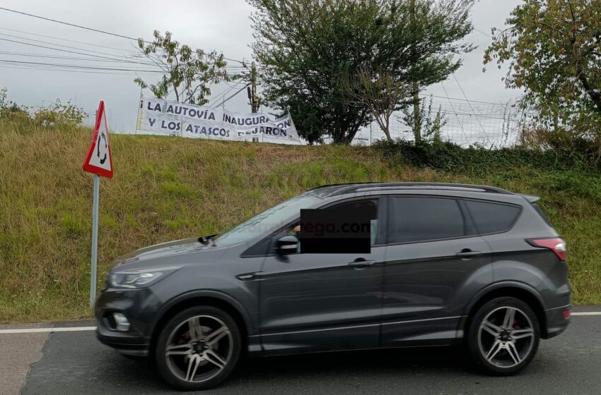  Vecinos de Polanco, hartos de los atascos generados por el nuevo nudo de la autovía