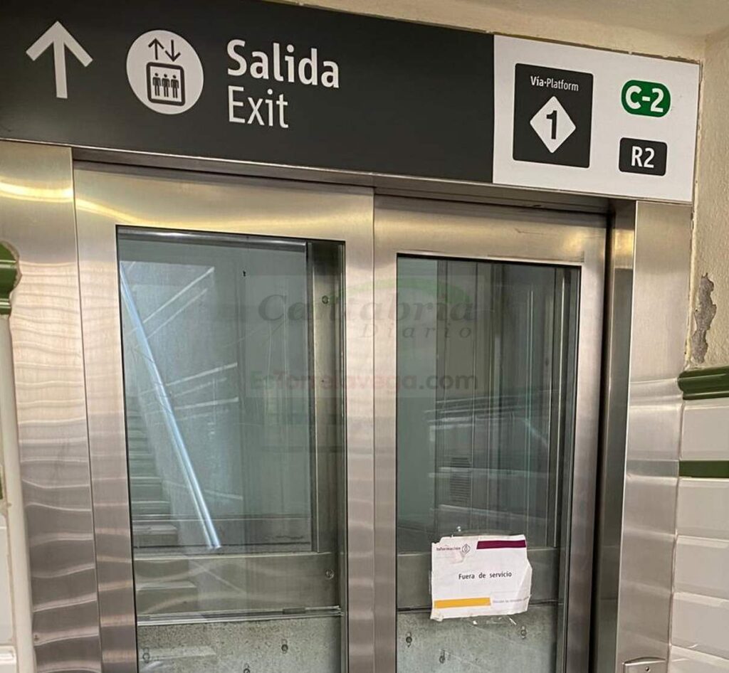 Denuncian el "abandono" de la estación de tren de Torrelavega