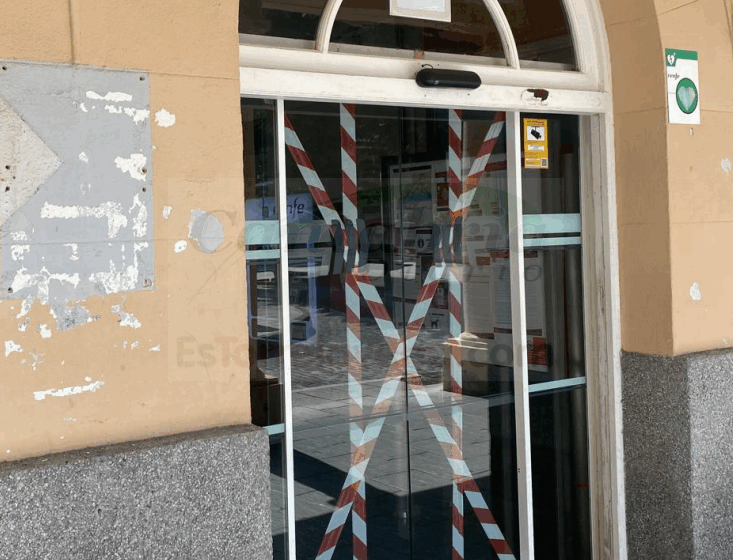 Esta puerta lleva meses rota y el estado de mantenimiento de las instalaciones es lamentable - Denuncian el "abandono" de la estación de tren de Torrelavega