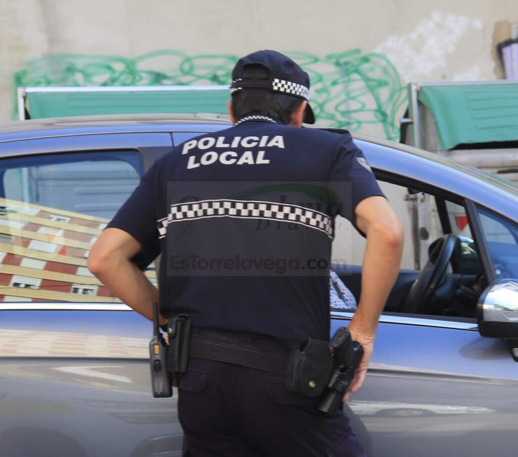 En la imagen de archivo un Policía Local de Torrelavega realiza controles durante el confinamiento de La Inmobiliaria por COVID-19 - (C) David Laguillo / CANTABRIA DIARIO