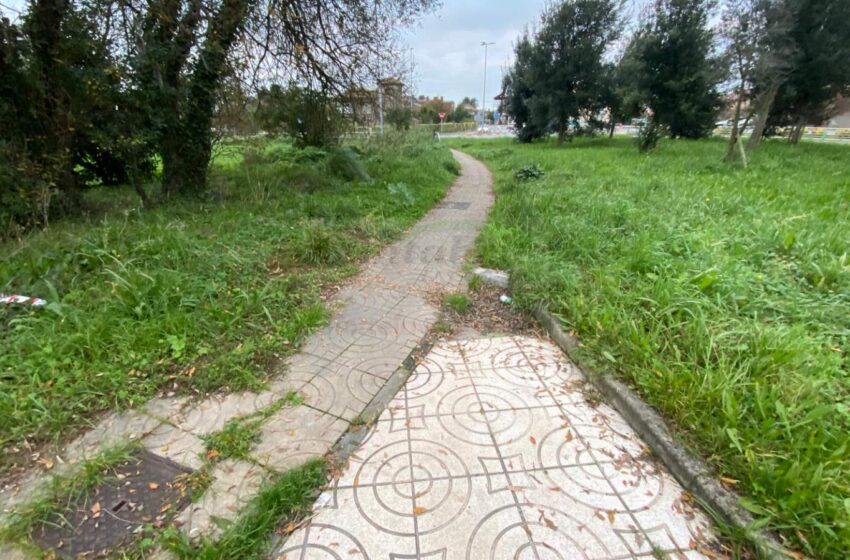  La Mesa de Movilidad denuncia varios «puntos negros» en la rotonda bajo la autovía en Tanos