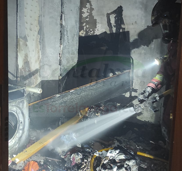  Desalojadas seis personas por un incendio en Cuatro Caminos