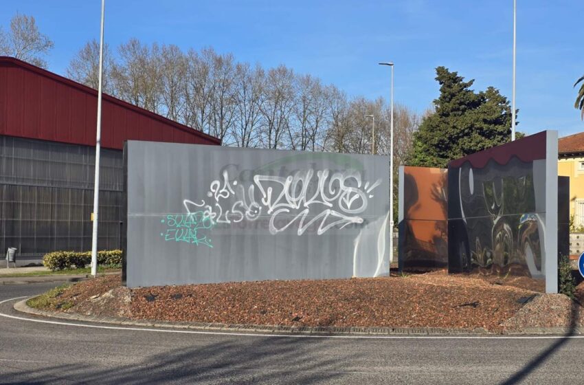  Torrelavega denuncia ante la Policía Nacional un acto vandálico en la escultura de Pedro Croft, en el Bulevar Ronda