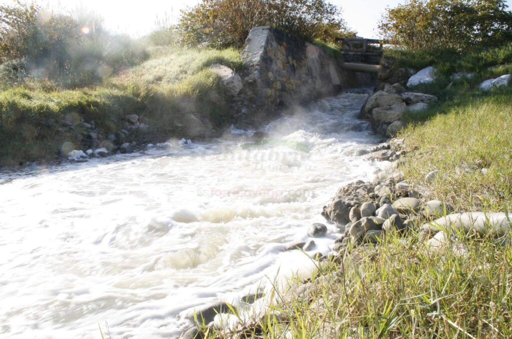 En la imagen espumas y vapor en el río, en el año 2008 / (C) Foto: David Laguillo/CANTABRIA DIARIO