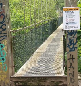 Torrelavega cierra la pasarela colgante de La Viesca por motivos de seguridad
